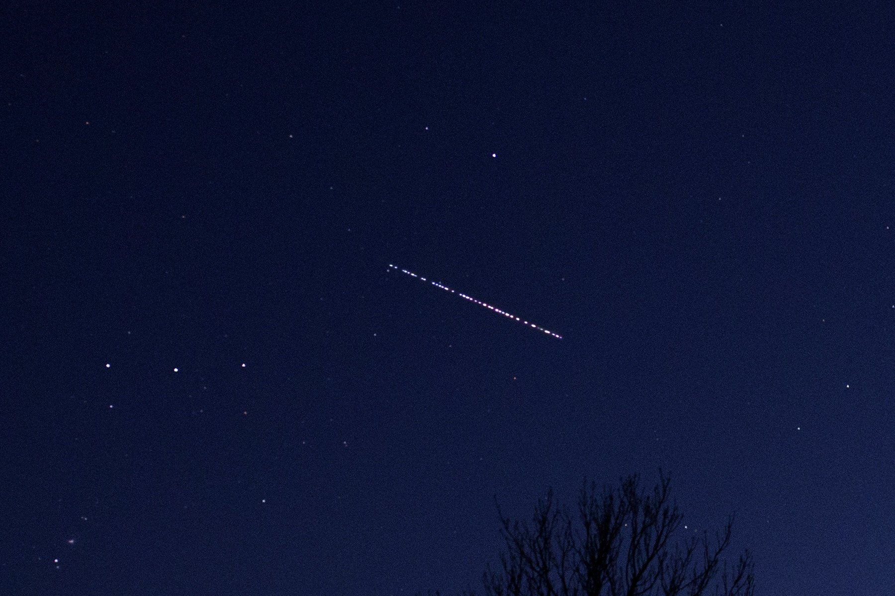 Der "Starlink-Train": Die Starlink-Satelliten, kurz nachdem sie aus der Trägerrakete entlassen wurden. Aufgenommen von Martin Gembec.