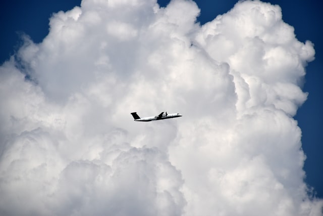 Flugzeug mit Wolke im Hintergrund