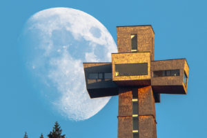 Das Jakobskreuz auf der Buchensteinwand, zusammen mit dem Mond. Aufgenommen von Matthias Schneider.