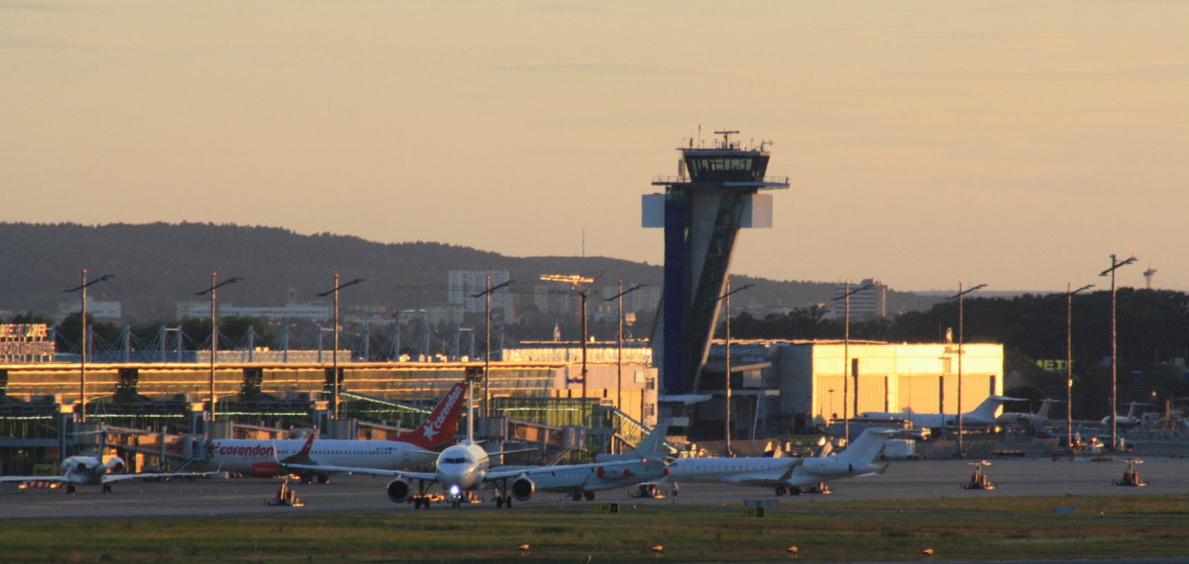 Flughafen Nürnberg bei Sonnenuntergang