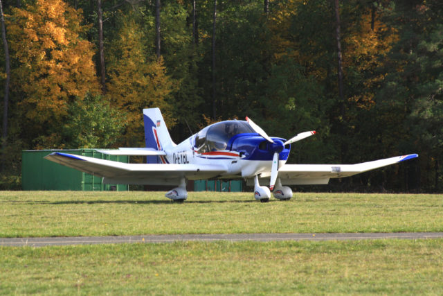 Eine Robin DR400 auf der östlichen Parkfläche.