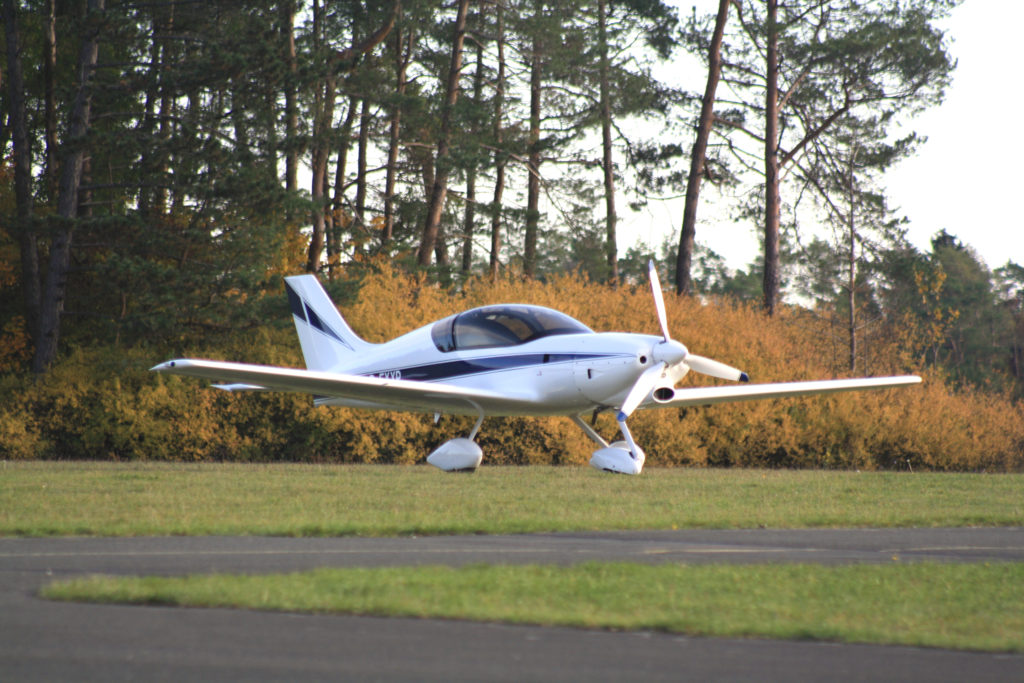 Ein Cirrus Ultraleichtflugzeug auf der östlichen Parkfläche.