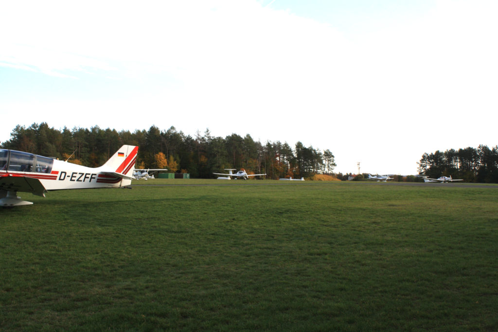Der Flugplatz wird von Motorseglern, Motorflugzeugen, Ultraleicht und Segelflugzeugen genutzt.