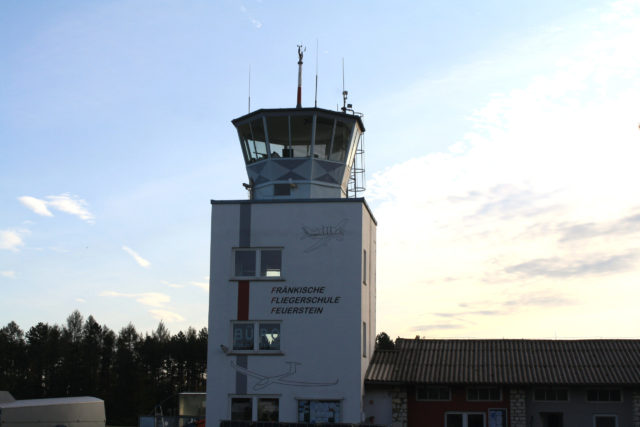 Der Kontrollturm vom Flugplatz Feuerstein.