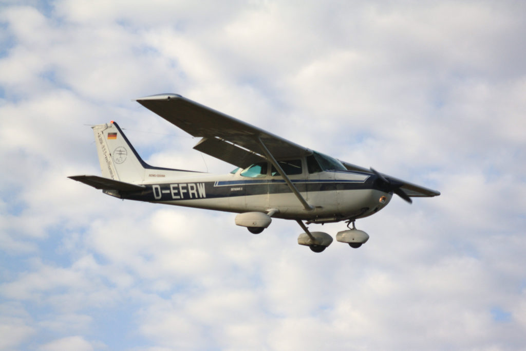 Eine Cessna 172 im Landeanflug auf Burg Feuerstein.