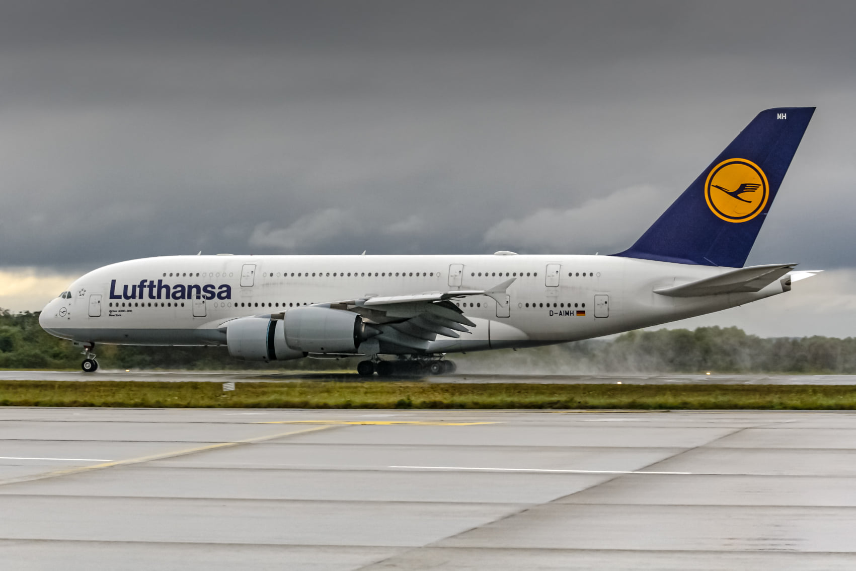 A380 der Lufthansa auf nasser Piste