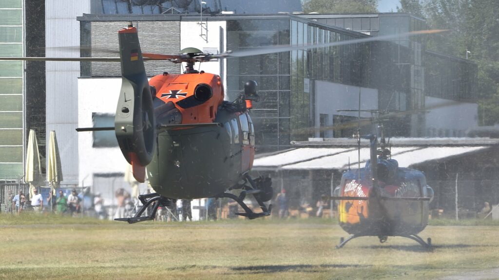 Der H145 mit der UH-1D im Hintergrund
