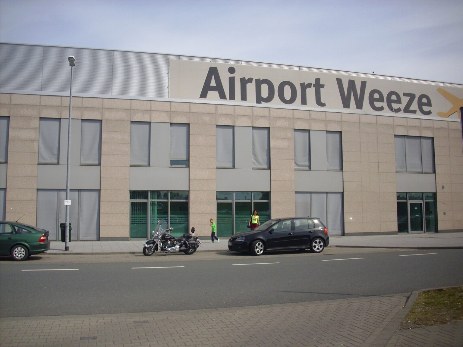 Wo Parken Flughafen Weeze Für Abholer da-oben.de
